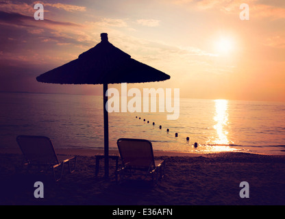 Am Strand liegen und Sonnenschirm auf der Rückseite leicht Stockfoto