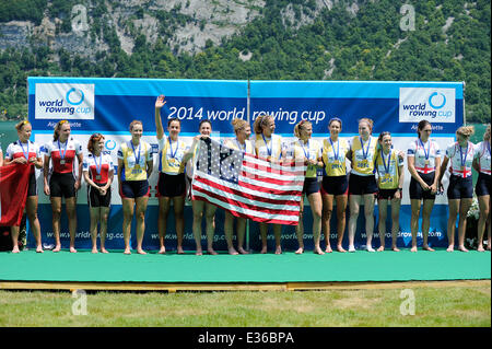 Aiguebelette, Frankreich. 22. Juni 2014. FISA World Rowing Cup. Die 8 Damenmannschaft der USA feiern den Sieg auf dem Podium. Bildnachweis: Aktion Plus Sport/Alamy Live-Nachrichten Stockfoto