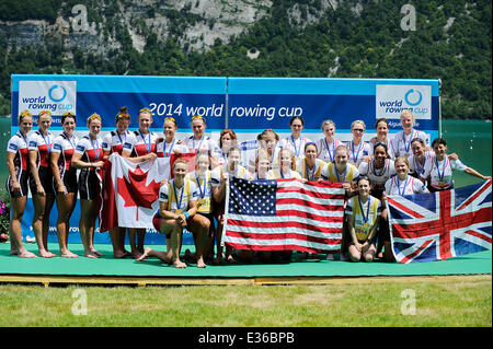 Aiguebelette, Frankreich. 22. Juni 2014. FISA World Rowing Cup. Die 8 Damenmannschaft der USA feiern den Sieg auf dem Podium. Bildnachweis: Aktion Plus Sport/Alamy Live-Nachrichten Stockfoto