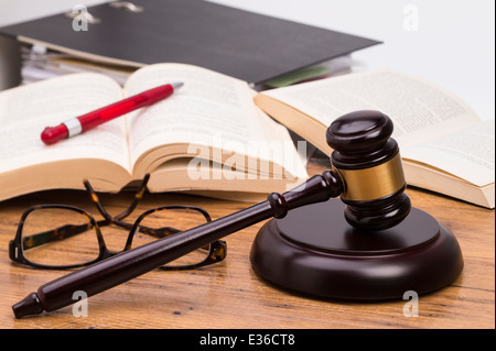 Holz Richterhammer und Bücher auf einem Holztisch Stockfoto