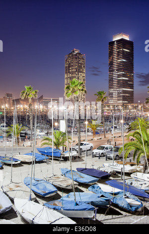 Port Olimpic Marina in der Nacht in der Stadt Barcelona in Katalonien, Spanien. Stockfoto