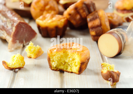 Traditionelles serbische Gebäck mit Käse genannt Proja. Selektiven Fokus auf dem vorderen Proja Stück Stockfoto