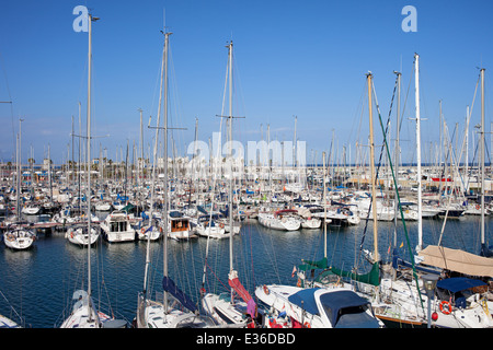 Segelyacht im Yachthafen Port Olimpic in der Stadt Barcelona, Katalonien, Spanien. Stockfoto