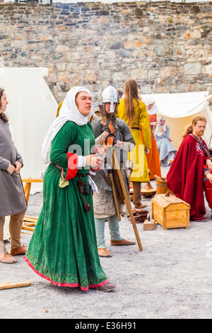 Schauspieler in historischen Kostümen, die Durchführung einer mittelalterlichen Reenactment, Conway North Wales Großbritannien Stockfoto