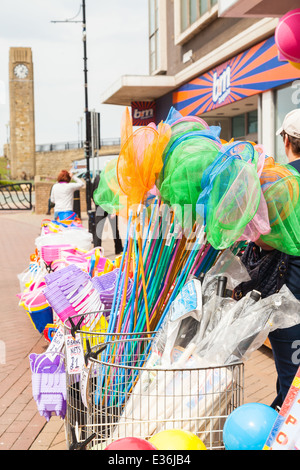 Bunte Kinder Fischernetzen und Strandspielzeug außerhalb Shop, Rhyl North Wales Großbritannien Stockfoto