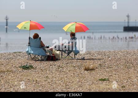 Während die Hitzewelle über den süd-östlichen Teil des Landes weiter, einige Mitglieder der Öffentlichkeit nutzen Sie das schöne Wetter durch den Besuch der Küstenstädte von Littlehampton und Worthing, West Sussex wo: Littlehampton, Vereinigtes Königreich: 18 Ju Stockfoto