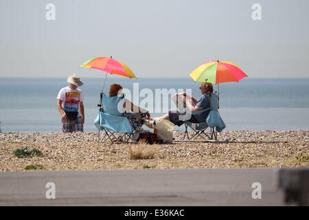 Während die Hitzewelle über den süd-östlichen Teil des Landes weiter, einige Mitglieder der Öffentlichkeit nutzen Sie das schöne Wetter durch den Besuch der Küstenstädte von Littlehampton und Worthing, West Sussex wo: Littlehampton, Vereinigtes Königreich: 18 Ju Stockfoto