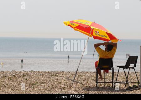 Während die Hitzewelle über den süd-östlichen Teil des Landes weiter, einige Mitglieder der Öffentlichkeit nutzen Sie das schöne Wetter durch den Besuch der Küstenstädte von Littlehampton und Worthing, West Sussex wo: Littlehampton, Großbritannien: 18. Juli 2013 Stockfoto