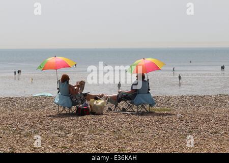 Während die Hitzewelle über den süd-östlichen Teil des Landes weiter, einige Mitglieder der Öffentlichkeit nutzen Sie das schöne Wetter durch den Besuch der Küstenstädte von Littlehampton und Worthing, West Sussex wo: Littlehampton, Vereinigtes Königreich: 18 Ju Stockfoto