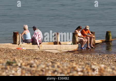 Während die Hitzewelle über den süd-östlichen Teil des Landes weiter, einige Mitglieder der Öffentlichkeit nutzen Sie das schöne Wetter durch den Besuch der Küstenstädte von Littlehampton und Worthing, West Sussex wo: Worthing, Großbritannien: 18. Juli 2013 Stockfoto