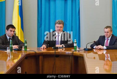 Der ukrainische Präsident Petro Poroshenko, Center und ehemaliger Außenminister Andrei Deshchitsa, Recht, gratulieren neuen ukrainischen Außenminister Pavel Klimkin in Kiew, Ukraine, Donnerstag, 19. Juni 2014. 19. Juni 2014. Ukrainischen Parlament billigte Pavel Klimkin als ukrainische Außenminister, kranke angeblich Andrei Deshchitsa zu ersetzen, die durch eine Abstimmung am Donnerstag entlassen wurde. Sergii Kharchenko/NurPhoto/ZUMAPRESS.com/Alamy © Live-Nachrichten Stockfoto