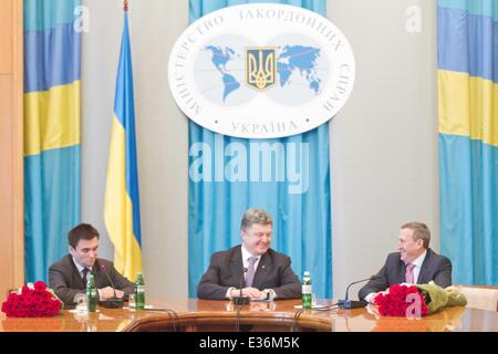 Der ukrainische Präsident Petro Poroshenko, Center und ehemaliger Außenminister Andrei Deshchitsa, Recht, gratulieren neuen ukrainischen Außenminister Pavel Klimkin in Kiew, Ukraine, Donnerstag, 19. Juni 2014. 19. Juni 2014. Ukrainischen Parlament billigte Pavel Klimkin als ukrainische Außenminister, kranke angeblich Andrei Deshchitsa zu ersetzen, die durch eine Abstimmung am Donnerstag entlassen wurde. Sergii Kharchenko/NurPhoto/ZUMAPRESS.com/Alamy © Live-Nachrichten Stockfoto