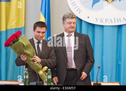 Der ukrainische Präsident Petro Poroshenko, Recht, gratuliert neuen ukrainischen Außenminister Pavel Klimkin in Kiew, Ukraine, Donnerstag, 19. Juni 2014. 19. Juni 2014. Sergii Kharchenko/NurPhoto/ZUMAPRESS.com/Alamy © Live-Nachrichten Stockfoto