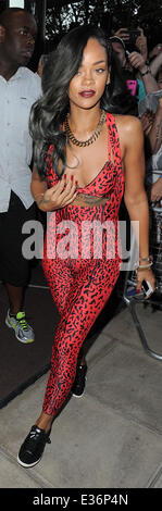 Rihanna ihr Hotel zu verlassen, um einkaufen zu gehen, tragen einen roten Adidas-Leoparden Overall drucken Featuring: Rihanna wo: London, Vereinigtes Königreich bei: 19. Juli 2013 Stockfoto