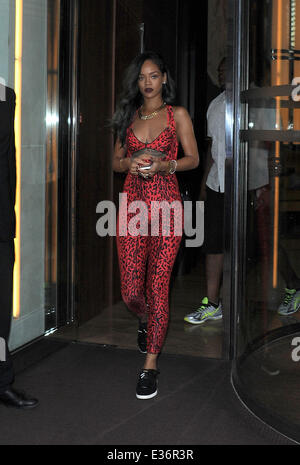 Rihanna ihr Hotel zu verlassen, um einkaufen zu gehen, tragen einen roten Adidas-Leoparden Overall drucken Featuring: Rihanna wo: London, Vereinigtes Königreich bei: 19. Juli 2013 Stockfoto