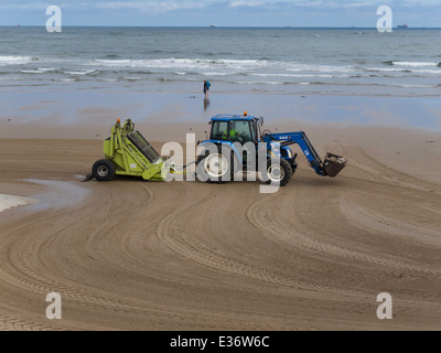 Badestrand Meer in Redcar gereinigt von den örtlichen Behörden über eine mechanische Traktor gezogen Maschine Arber Surf Rake Stockfoto