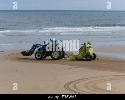 Badestrand Meer in Redcar gereinigt von den örtlichen Behörden über eine mechanische Traktor gezogen Maschine Arber Surf Rake Stockfoto