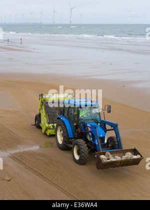 Badestrand Meer in Redcar gereinigt von den örtlichen Behörden über eine mechanische Traktor gezogen Maschine Arber Surf Rake Stockfoto