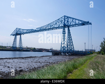 Klasse 2 aufgeführten Schwebefähre über den Fluss Tees bei Middlesbrough aus dem nördlichen Ufer an einem sonnigen Sommertag Stockfoto