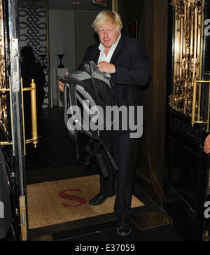 Boris Johnson verlässt Scott ist Restaurant Marin per Fahrrad Featuring: Boris Johnson wo: London, Vereinigtes Königreich bei: 22. Juli 2013 Stockfoto