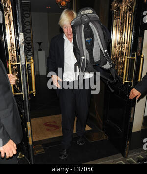 Boris Johnson verlässt Scott ist Restaurant Marin per Fahrrad Featuring: Boris Johnson wo: London, Vereinigtes Königreich bei: 22. Juli 2013 Stockfoto