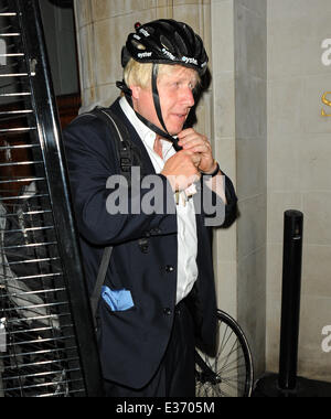 Boris Johnson verlässt Scott ist Restaurant Marin per Fahrrad Featuring: Boris Johnson wo: London, Vereinigtes Königreich bei: 22. Juli 2013 Stockfoto