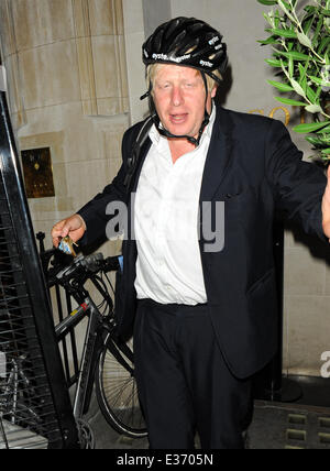 Boris Johnson verlässt Scott ist Restaurant Marin per Fahrrad Featuring: Boris Johnson wo: London, Vereinigtes Königreich bei: 22. Juli 2013 Stockfoto