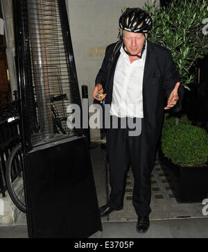 Boris Johnson verlässt Scott ist Restaurant Marin per Fahrrad Featuring: Boris Johnson wo: London, Vereinigtes Königreich bei: 22. Juli 2013 Stockfoto