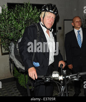 Boris Johnson verlässt Scott ist Restaurant Marin per Fahrrad Featuring: Boris Johnson wo: London, Vereinigtes Königreich bei: 22. Juli 2013 Stockfoto