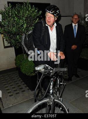 Boris Johnson verlässt Scott ist Restaurant Marin per Fahrrad Featuring: Boris Johnson wo: London, Vereinigtes Königreich bei: 22. Juli 2013 Stockfoto