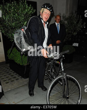 Boris Johnson verlässt Scott ist Restaurant Marin per Fahrrad Featuring: Boris Johnson wo: London, Vereinigtes Königreich bei: 22. Juli 2013 Stockfoto