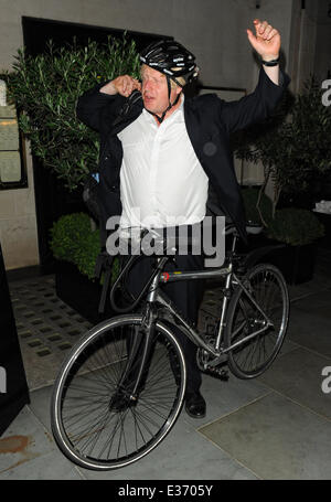 Boris Johnson verlässt Scott ist Restaurant Marin per Fahrrad Featuring: Boris Johnson wo: London, Vereinigtes Königreich bei: 22. Juli 2013 Stockfoto