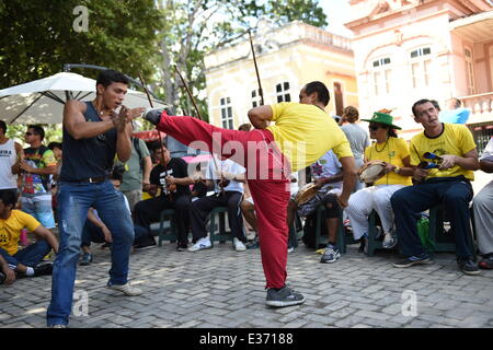 Manaus, Brasilien. 22. Juni 2014. Straße Tänzer Capoeira auf ein Quadrat vor der FIFA WM 2014 Gruppe G vorläufige Vorrundenspiel zwischen USA und Portugal in die Arena der Amazonas in Manaus, Brasilien, 22. Juni 2014. Foto: Marius Becker/Dpa/Alamy Live News Stockfoto