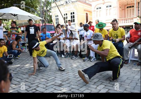 Manaus, Brasilien. 22. Juni 2014. Straße Tänzer Capoeira auf einem Platz vor der FIFA WM 2014 Gruppe G vorläufige Vorrundenspiel zwischen USA und Portugal in die Arena der Amazonas in Manaus, Brasilien, 22. Juni 2014. Foto: Marius Becker/Dpa/Alamy Live News Stockfoto