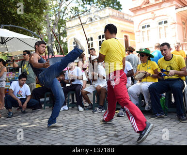 Manaus, Brasilien. 22. Juni 2014. Straße Tänzer Capoeira auf ein Quadrat vor der FIFA WM 2014 Gruppe G vorläufige Vorrundenspiel zwischen USA und Portugal in die Arena der Amazonas in Manaus, Brasilien, 22. Juni 2014. Foto: Marius Becker/Dpa/Alamy Live News Stockfoto