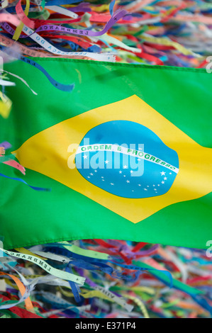 Brasilianische Flagge an einer Wand des Wunsch-Bänder an der berühmten Igrega Nosso Senhor Bonfim Kirche in Salvador Bahia Brasilien Stockfoto