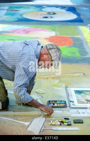 Künstler arbeiten an Kreide Kunstwerk, Kreide-Kunst-Festival, Larimer Square, Denver, Colorado USA Stockfoto