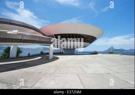 RIO DE JANEIRO, Brasilien - 4. Februar 2014: Die modernistische Niteroi Contemporary Art Museum (MAC) von Oscar Niemeyer. Stockfoto