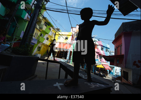 RIO DE JANEIRO, Brasilien - 14. Februar 2014: Silhouetten von Kindern spielen an bunt bemalten Gebäude Favela Dona Marta Stockfoto