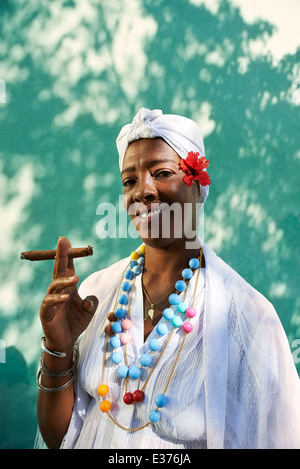 Porträt von Afrikanerin kubanische Cohiba Zigarre rauchend und mit Blick auf die Kamera zu Lächeln Stockfoto