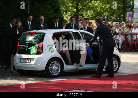 Gäste besuchen die Eröffnung 2013 Bayreuth Festival wo: BAYREUTH, FRANKEN, Deutschland bei: 25. Juli 2013 Stockfoto