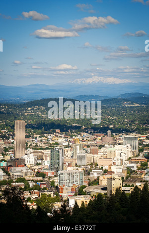 Stadt von Portland Oregon am Nachmittag, Ansicht von oben, Mount Hood in der Ferne Stockfoto