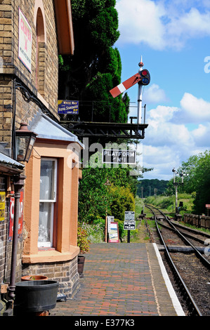 Großen westlichen Bahnhofsgebäudes und GWR senken Quadranten Halterung Semaphore Signal, Hampton Loade, UK. Stockfoto