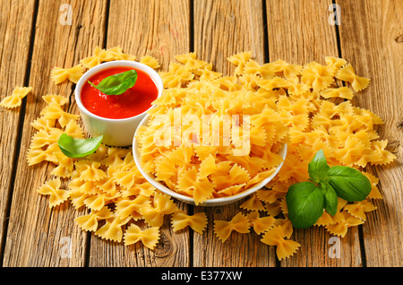 Ungekocht Fliege Pasta und Tomaten-Püree Stockfoto