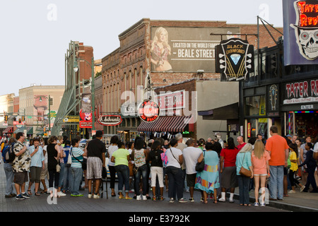 Menschen stehen auf der Beale Street, Memphis, TN Stockfoto