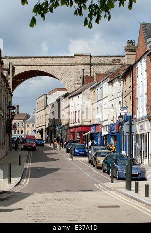 Editorial Bild der Church Street Mansfield, Nottinghamshire, Teil der Eisenbahnviadukt Torbogen, der durch die Stadt durchquert. Stockfoto