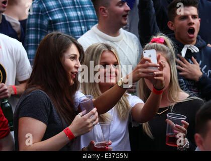 Uruguay V England-Fans. . Peterborough, UK. . 19.06.2014 England-Fans in der Sport Lounge in Peterborough, Großbritannien, Uruguay V England bei der WM zu beobachten. Bild: Paul Marriott Photography Stockfoto