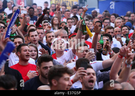 Uruguay V England-Fans. . Peterborough, UK. . 19.06.2014 England-Fans in der Sport Lounge in Peterborough, Großbritannien, Uruguay V England bei der WM zu beobachten. Bild: Paul Marriott Photography Stockfoto