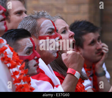 Uruguay V England-Fans. . Peterborough, UK. . 19.06.2014 England-Fans in der Sport Lounge in Peterborough, Großbritannien, Uruguay V England bei der WM zu beobachten. Bild: Paul Marriott Photography Stockfoto