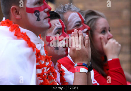 Uruguay V England-Fans. . Peterborough, UK. . 19.06.2014 England-Fans in der Sport Lounge in Peterborough, Großbritannien, Uruguay V England bei der WM zu beobachten. Bild: Paul Marriott Photography Stockfoto